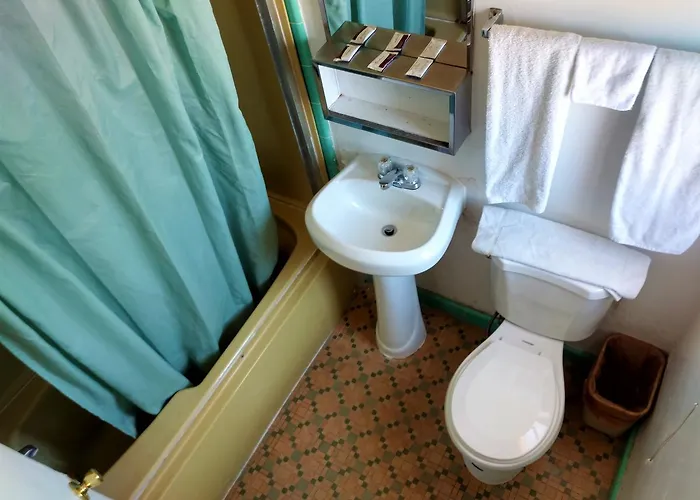 Highland Tower Motel *
